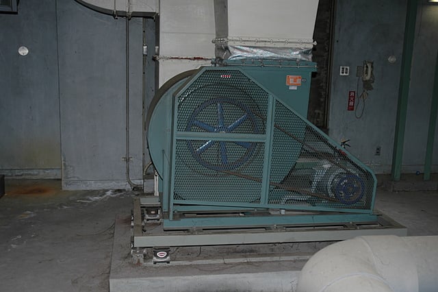 着手前：処理場館内の換気設備効率よくを行うために老朽化した排気ファンを交換する作業です。