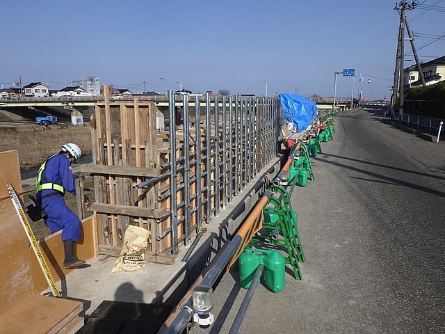 加茂川大橋上流80ｍ地点での作業状況